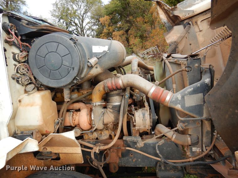 image for item JT9451 2001 International 9400i  truck cab and chassis