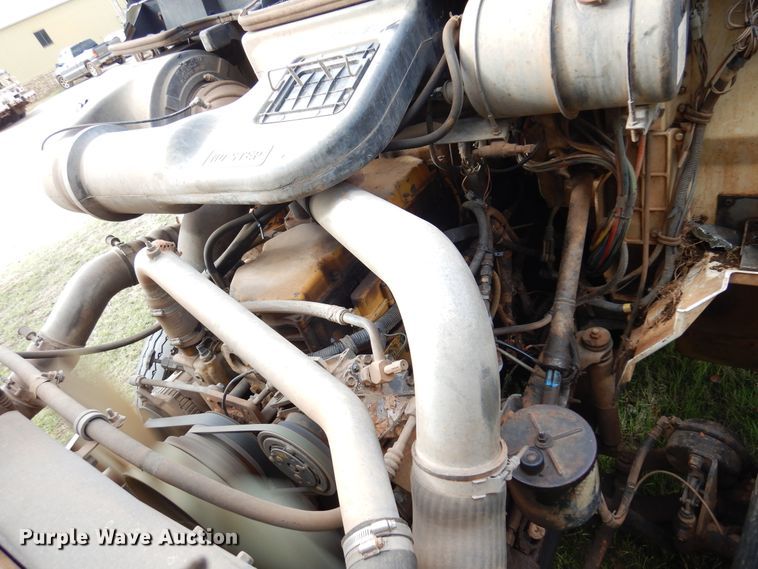 image for item JT9451 2001 International 9400i  truck cab and chassis