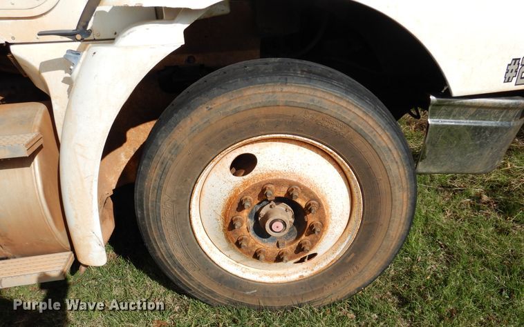 image for item JT9451 2001 International 9400i  truck cab and chassis