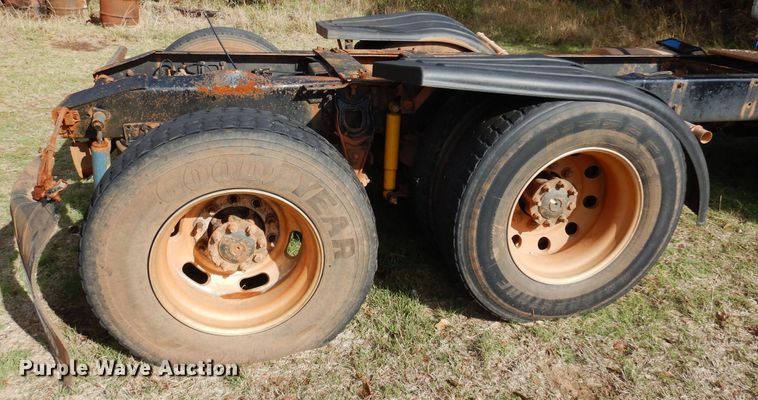 image for item JT9451 2001 International 9400i  truck cab and chassis