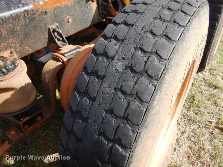 image for item JT9451 2001 International 9400i  truck cab and chassis