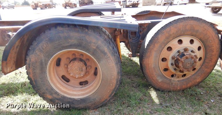 image for item JT9451 2001 International 9400i  truck cab and chassis