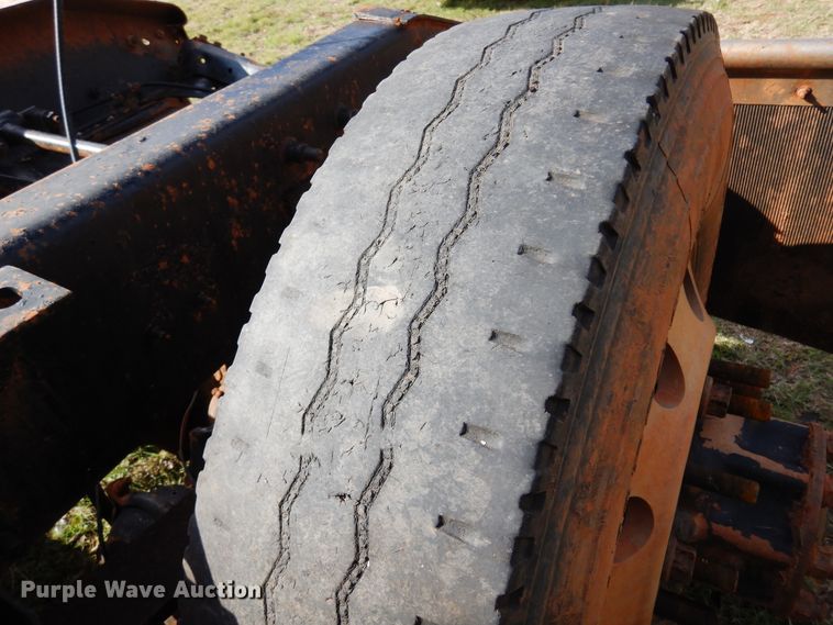 image for item JT9451 2001 International 9400i  truck cab and chassis