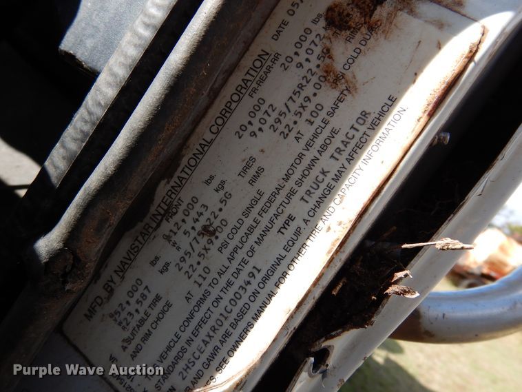 image for item JT9451 2001 International 9400i  truck cab and chassis