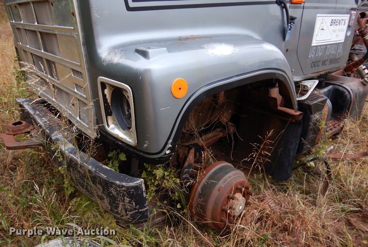 image for item JT9460 1978 International  truck cab and chassis