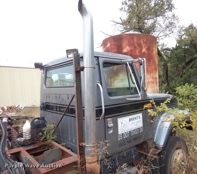 image for item JT9460 1978 International  truck cab and chassis