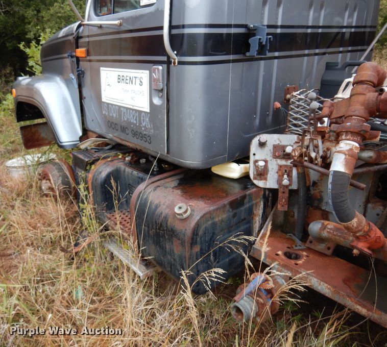 image for item JT9460 1978 International  truck cab and chassis