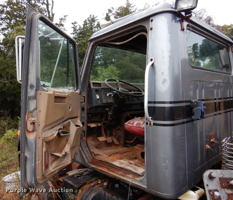 image for item JT9460 1978 International  truck cab and chassis