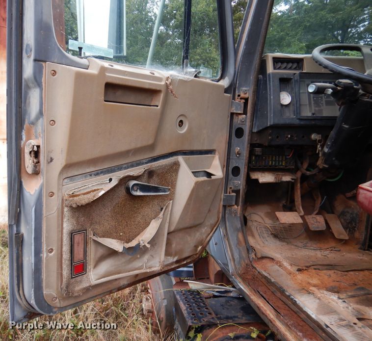 image for item JT9460 1978 International  truck cab and chassis