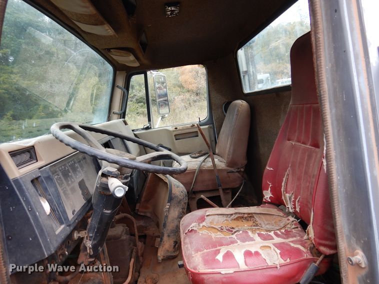 image for item JT9460 1978 International  truck cab and chassis