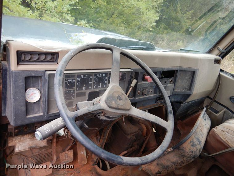 image for item JT9460 1978 International  truck cab and chassis