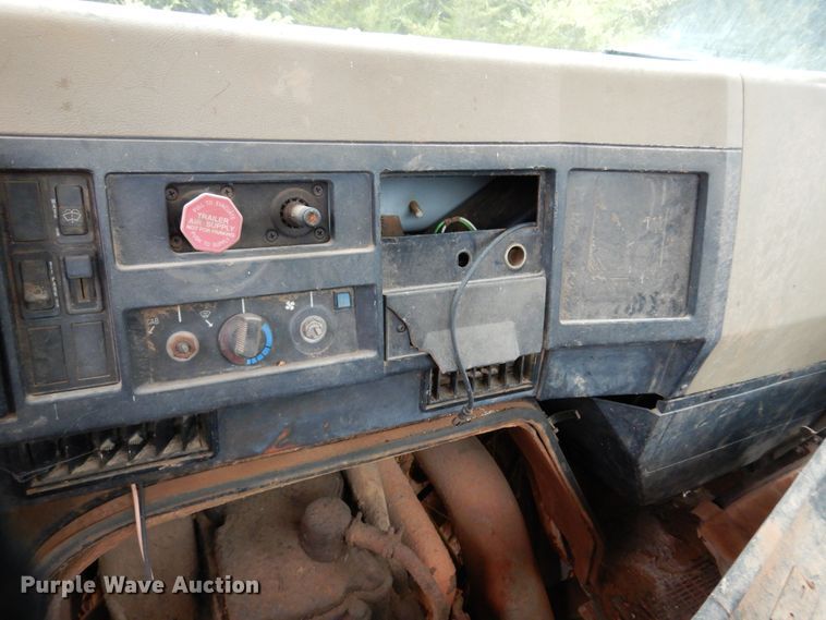image for item JT9460 1978 International  truck cab and chassis