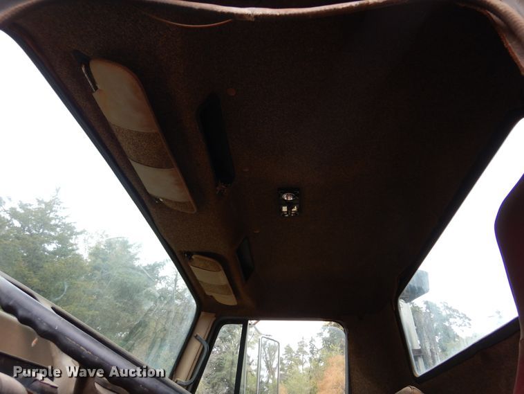 image for item JT9460 1978 International  truck cab and chassis