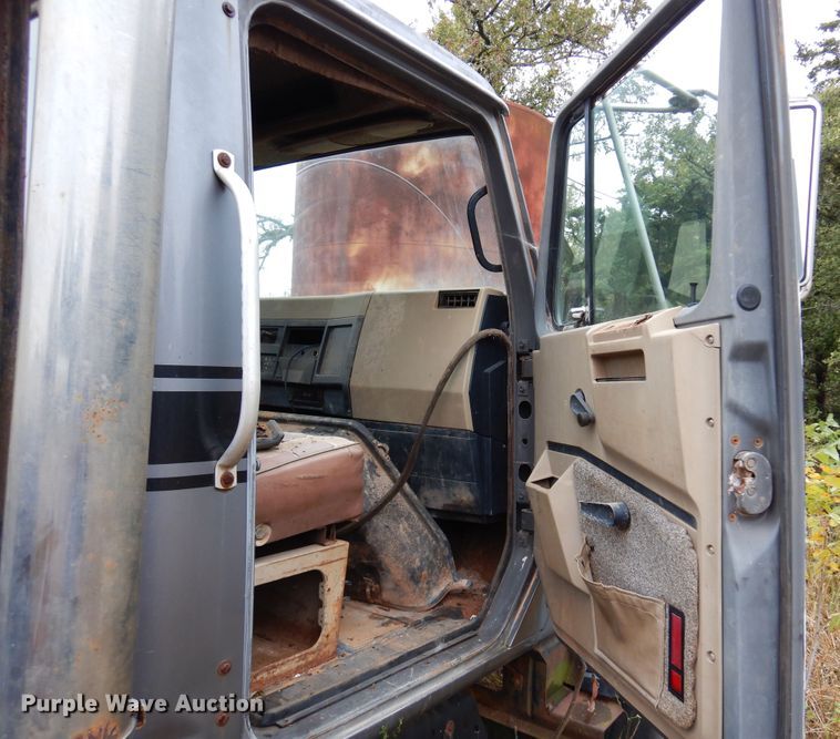 image for item JT9460 1978 International  truck cab and chassis