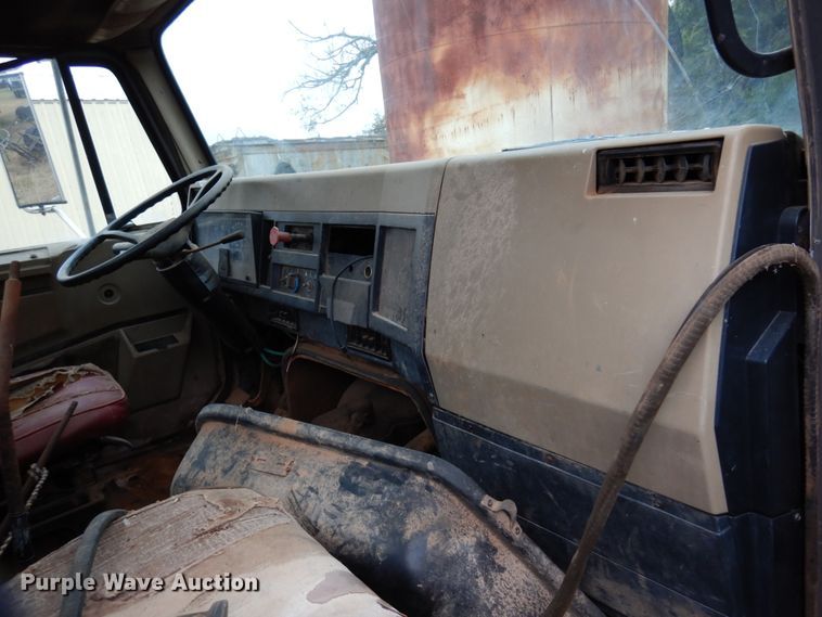 image for item JT9460 1978 International  truck cab and chassis