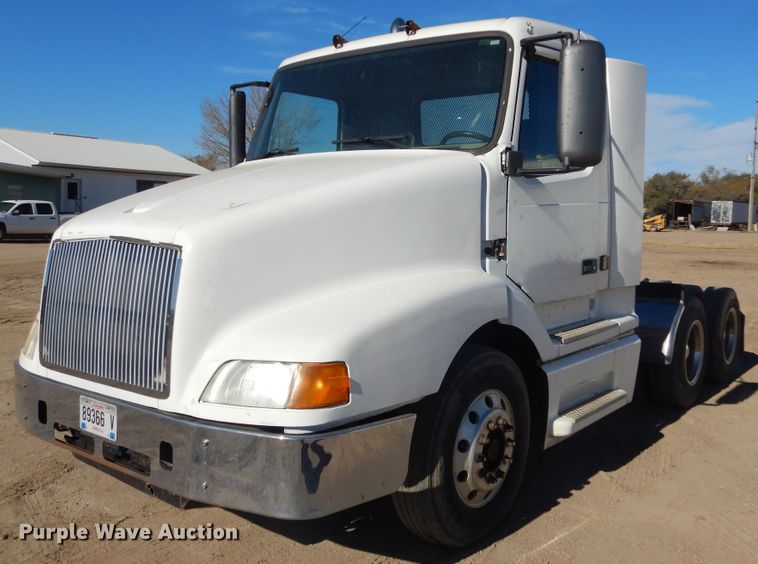 image for item KO9165 2000 Volvo VNL  semi truck