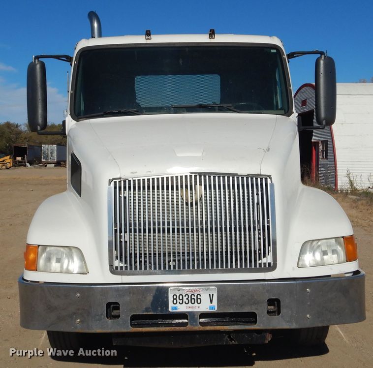 image for item KO9165 2000 Volvo VNL  semi truck