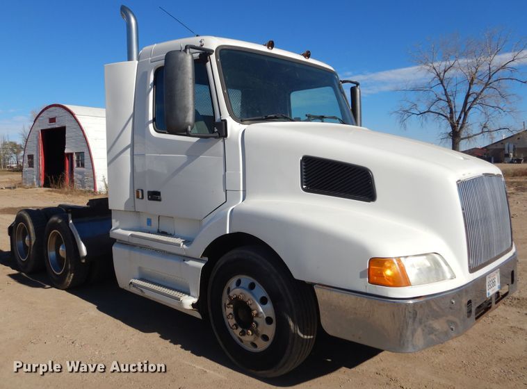 image for item KO9165 2000 Volvo VNL  semi truck