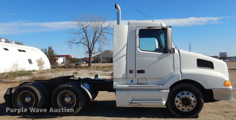 image for item KO9165 2000 Volvo VNL  semi truck