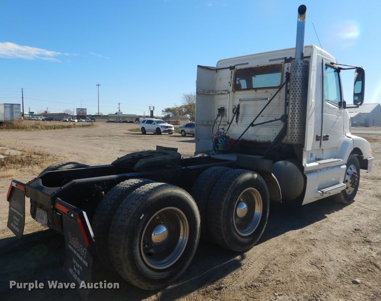 image for item KO9165 2000 Volvo VNL  semi truck