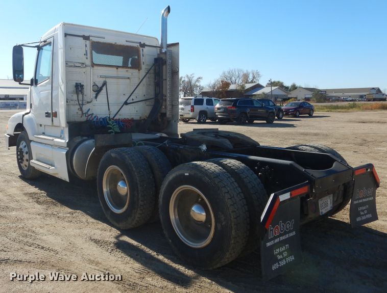 image for item KO9165 2000 Volvo VNL  semi truck