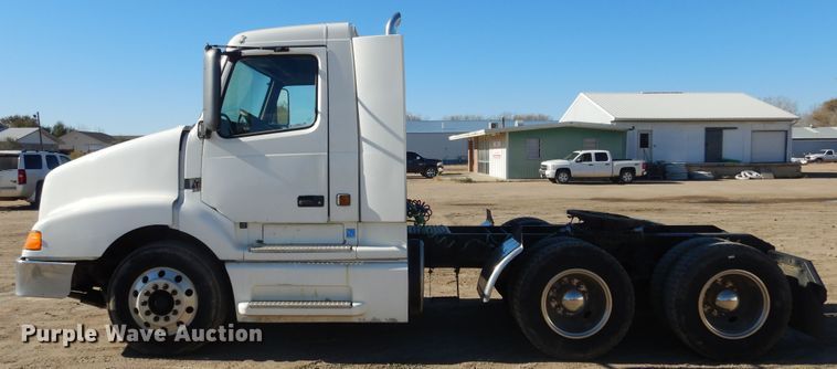 image for item KO9165 2000 Volvo VNL  semi truck