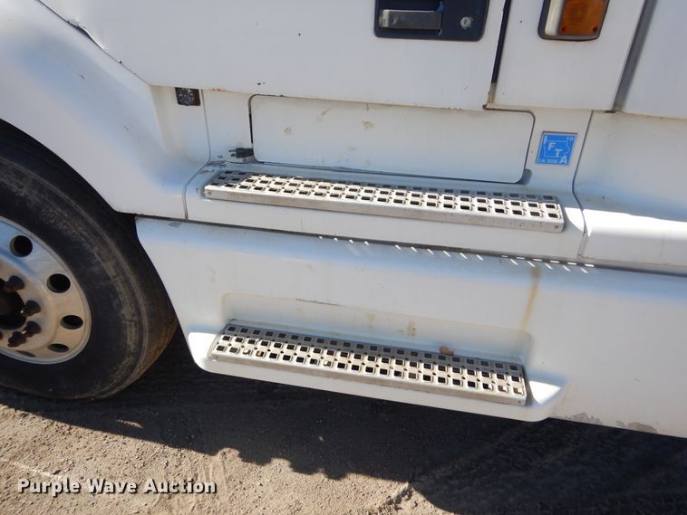 image for item KO9165 2000 Volvo VNL  semi truck