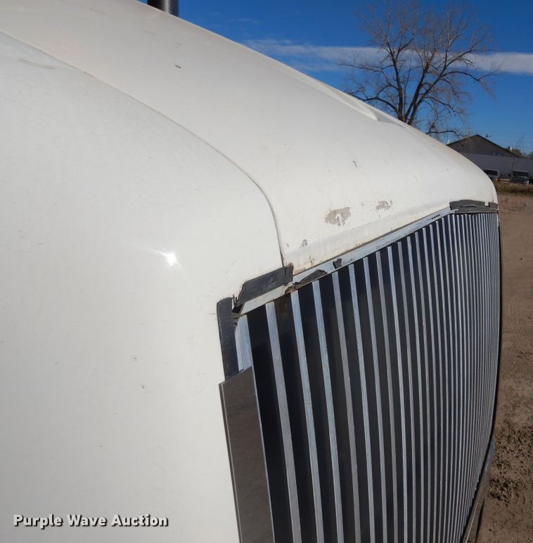 image for item KO9165 2000 Volvo VNL  semi truck