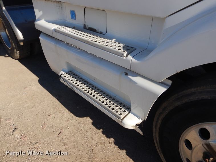 image for item KO9165 2000 Volvo VNL  semi truck