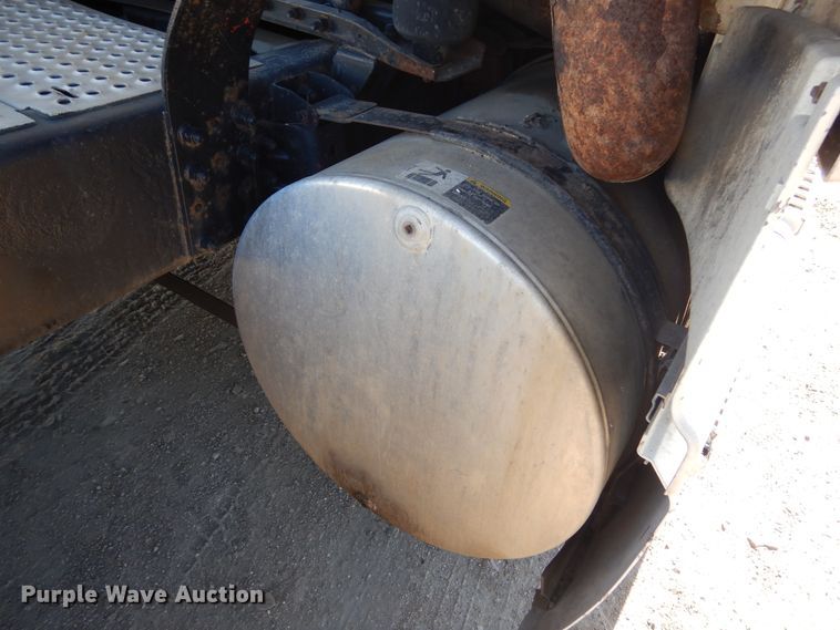 image for item KO9165 2000 Volvo VNL  semi truck