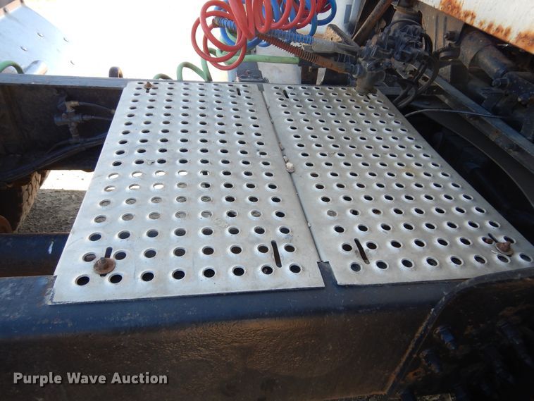 image for item KO9165 2000 Volvo VNL  semi truck