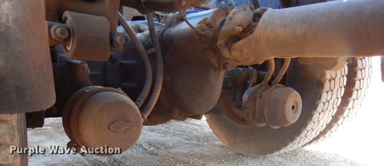 image for item KO9165 2000 Volvo VNL  semi truck