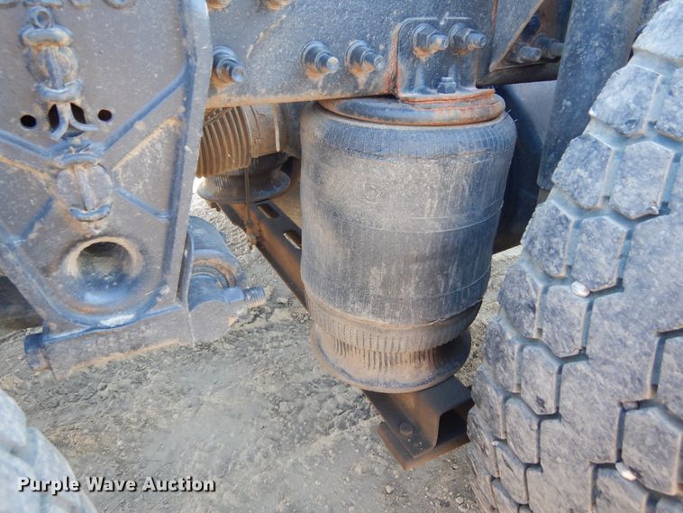 image for item KO9165 2000 Volvo VNL  semi truck