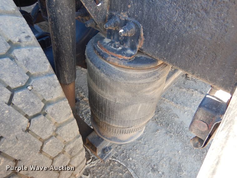 image for item KO9165 2000 Volvo VNL  semi truck