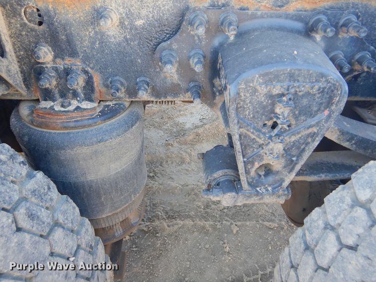 image for item KO9165 2000 Volvo VNL  semi truck