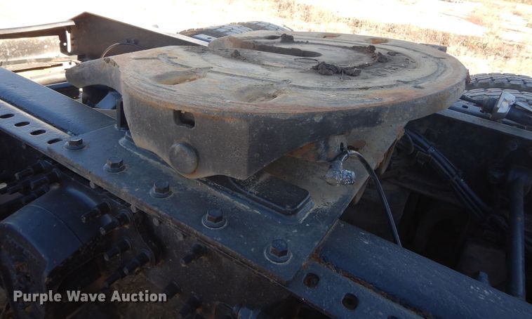 image for item KO9165 2000 Volvo VNL  semi truck