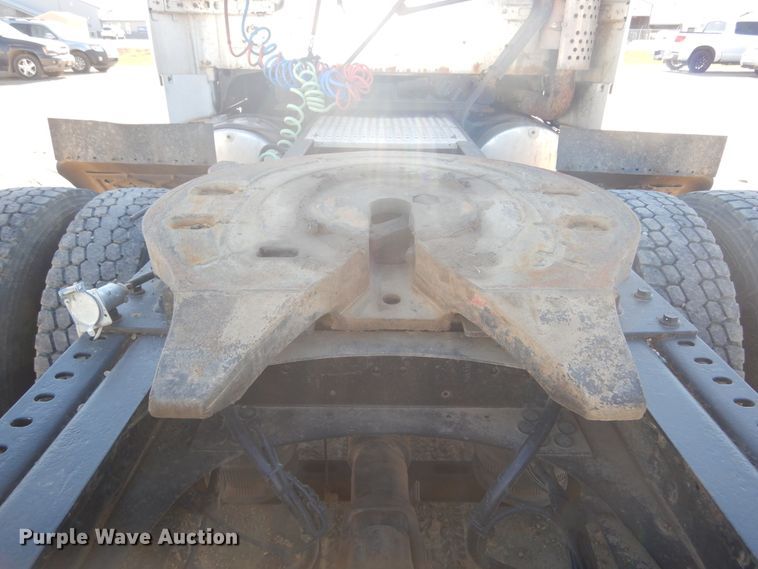 image for item KO9165 2000 Volvo VNL  semi truck