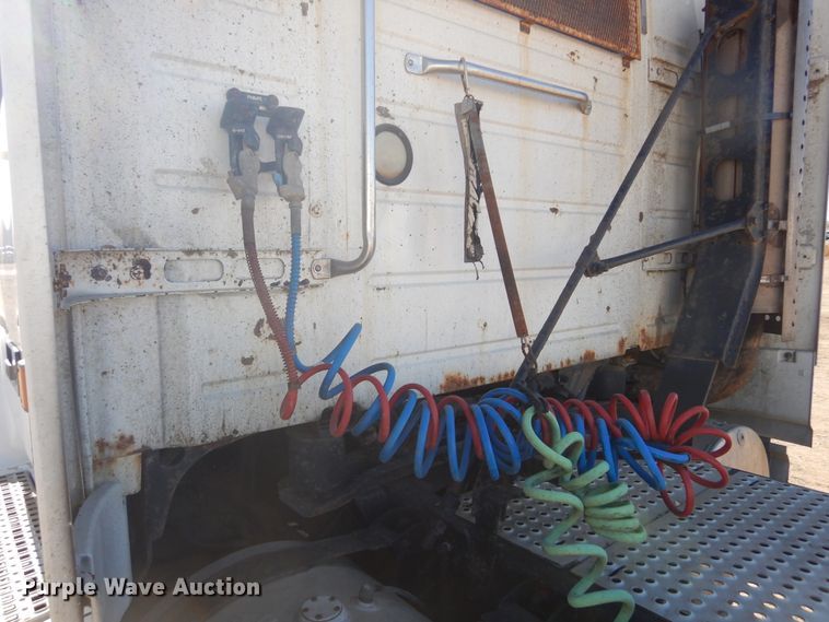 image for item KO9165 2000 Volvo VNL  semi truck