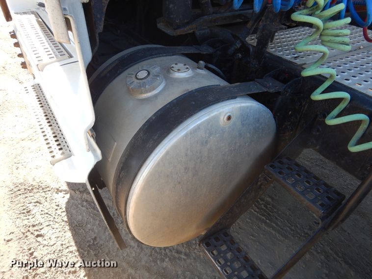 image for item KO9165 2000 Volvo VNL  semi truck