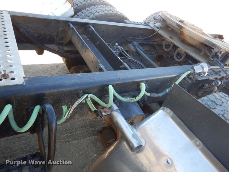 image for item KO9165 2000 Volvo VNL  semi truck