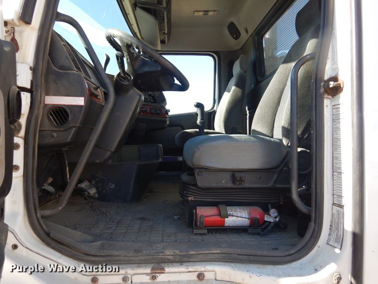 image for item KO9165 2000 Volvo VNL  semi truck