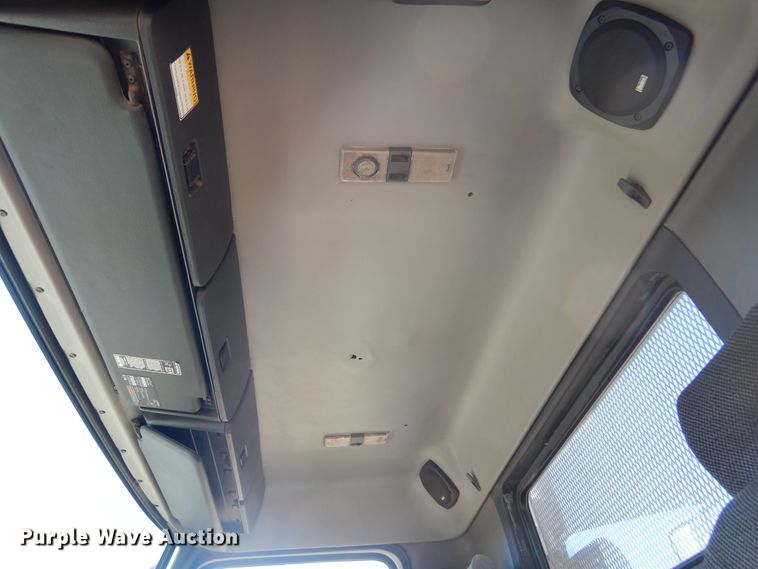 image for item KO9165 2000 Volvo VNL  semi truck