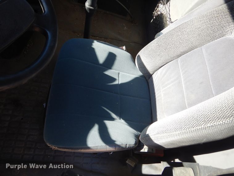 image for item KO9165 2000 Volvo VNL  semi truck