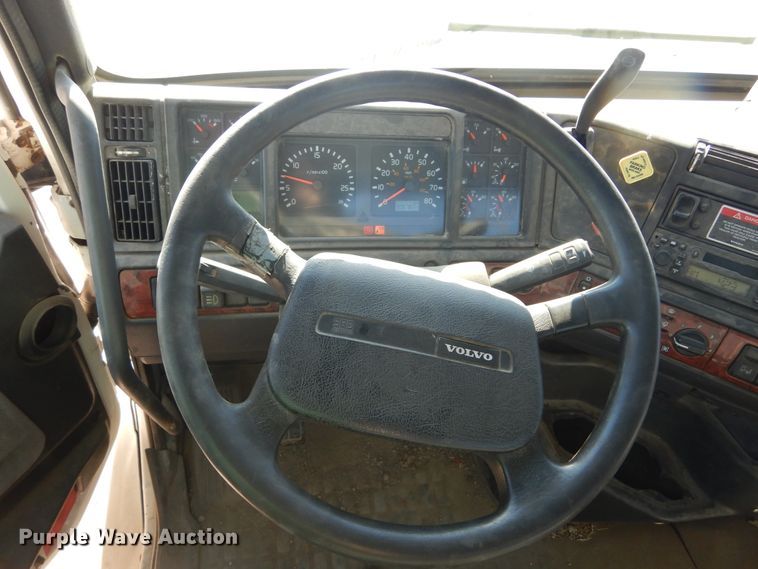 image for item KO9165 2000 Volvo VNL  semi truck