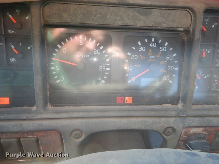 image for item KO9165 2000 Volvo VNL  semi truck