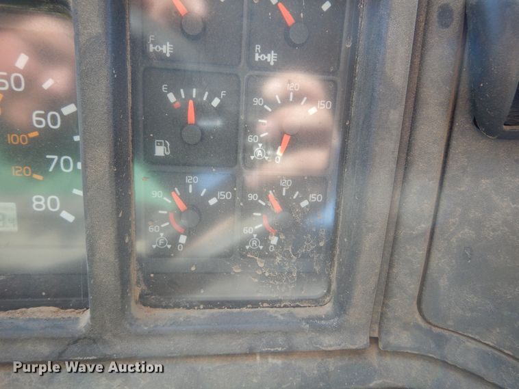 image for item KO9165 2000 Volvo VNL  semi truck