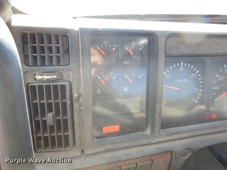 image for item KO9165 2000 Volvo VNL  semi truck