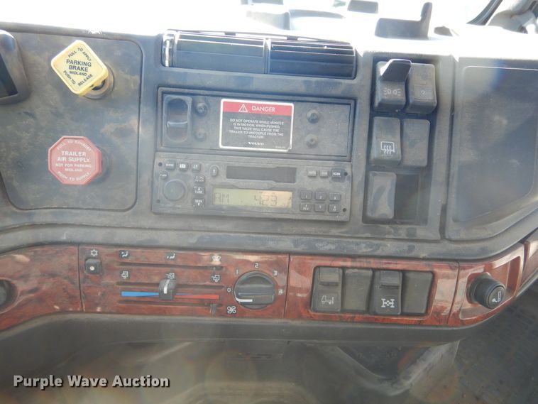 image for item KO9165 2000 Volvo VNL  semi truck