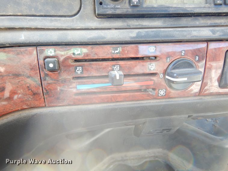 image for item KO9165 2000 Volvo VNL  semi truck