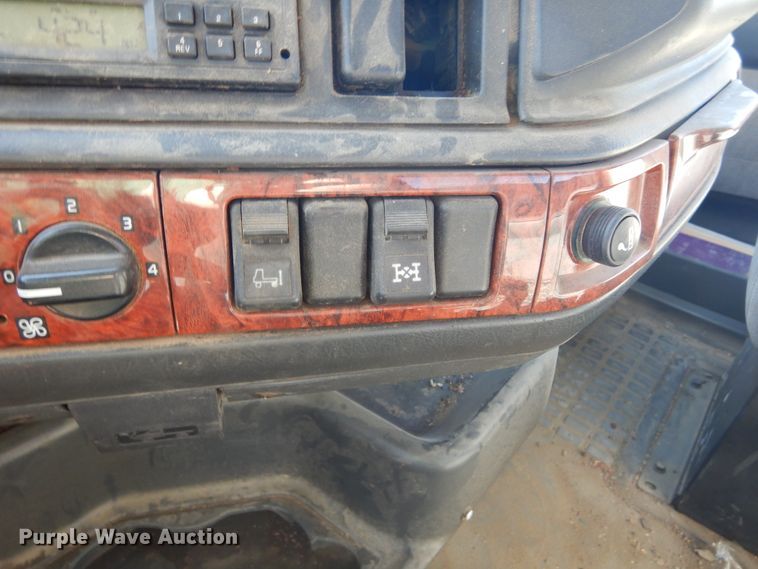 image for item KO9165 2000 Volvo VNL  semi truck